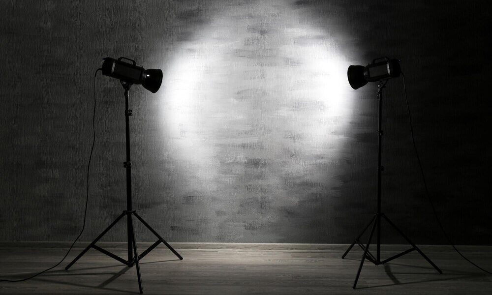 Lampy studyjne – jak wybrać idealne oświetlenie do fotografii studyjnej